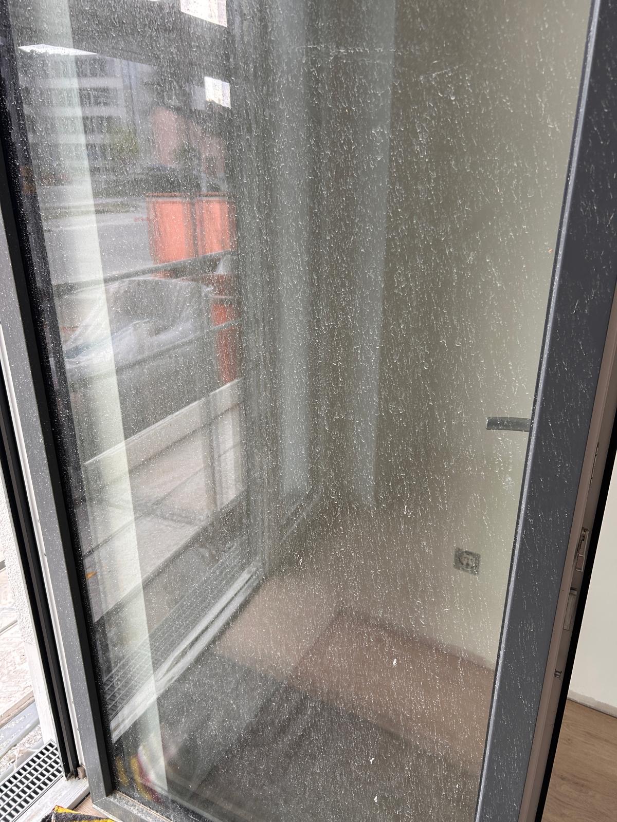 Verschmutztes Fenster nach Bauphase