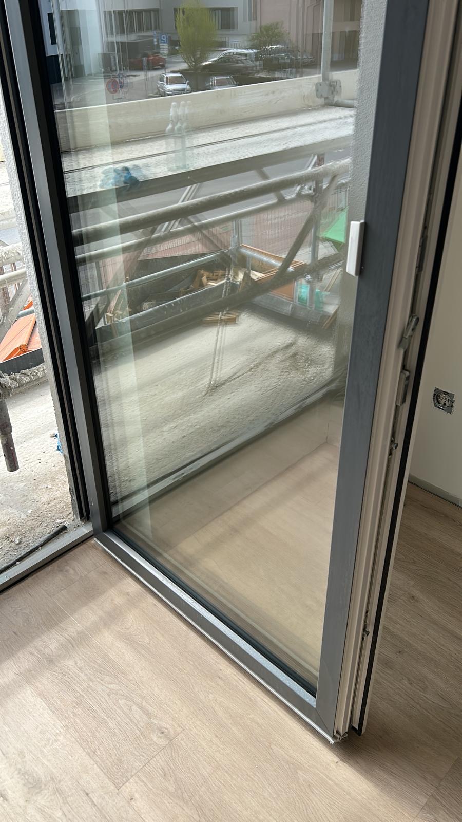 Glastür auf Baustelle