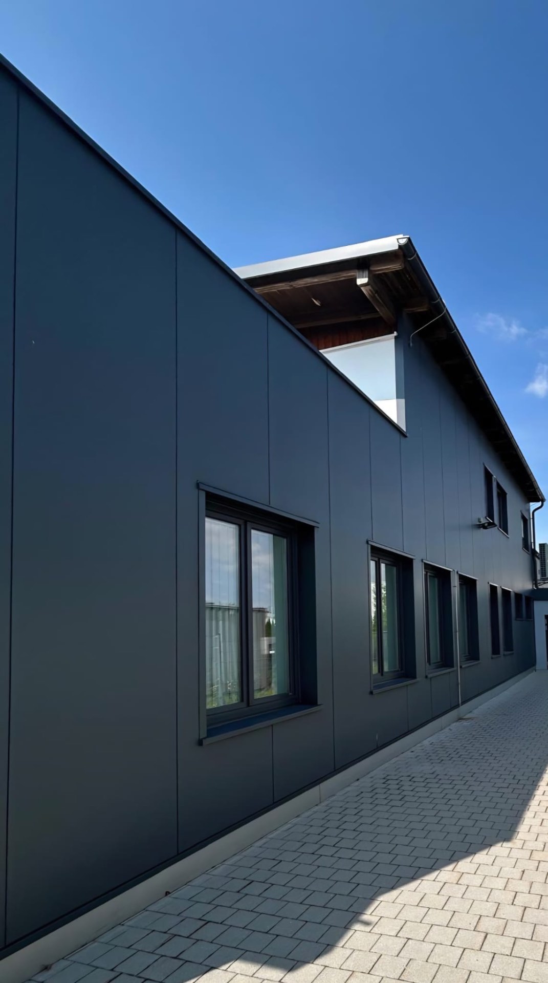 Gepflegte Gewerbefassade