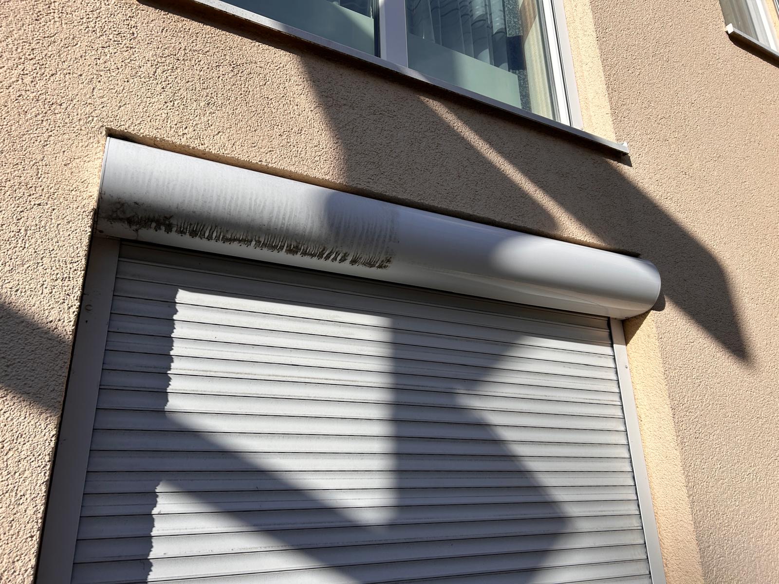 Rollladen vor der Reinigung